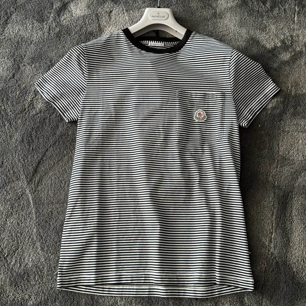 Säljer nu denna riktigt snygga moncler t-shirt för 1999kr Helt ny med tags  Storlek M Köpes via swish eller via min hemsida bhp-store.se. T-shirts.