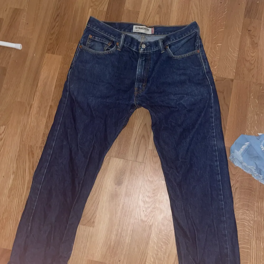 Säljer mina Levis straightfit jeans. De är i en fin skick i storlek W34 L34. Pris kan diskuteras.. Jeans & Byxor.
