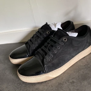 Lanvins - Ett par fina lanvins i färgen svart de har typ aldrig aldrig använts eftersom de var för stora || 8/10 i skick därför de priset jag satt, jag kan gå ner i pris. Om ni har några frågor är det bara att ställa! 👋