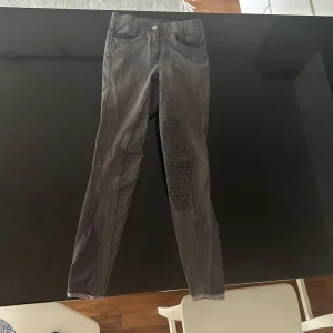 Ridbyxor  - Ridbyxor i fint skick som säljs på grund av för små.