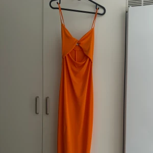 Orange klänning från zara  - Helt ny
