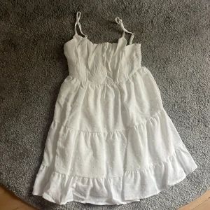 Vit klänning - Super fin vit klänning med justerbara band. Storlek xs. Perfekt inför sommaren. Köpt för 150, helt oanvänd.