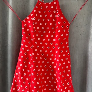 Klänning från Zara - Röd klänning med vita blommor i linneblandning, storlek M. Använd 2 gånger, som ny. 100 kr