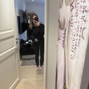 Lululemon leggings  - Säljer mina lululemon leggings som är super duper sköna! Säljer då de tyvärr inte används så mycket då jag har så många andra. Använda 1 gång så i princip helt nya. Nypris 1100💕