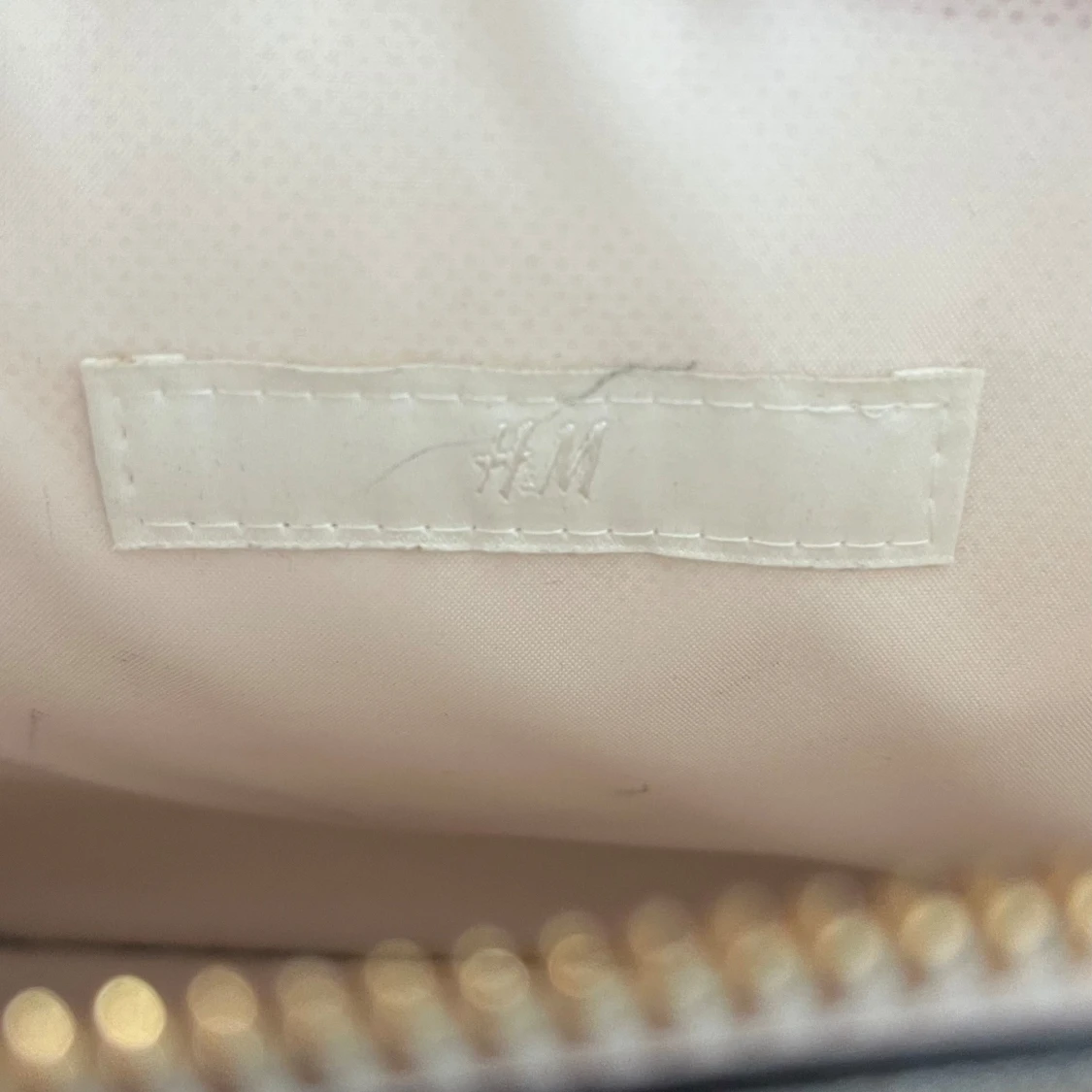 Crémevit väska - 93