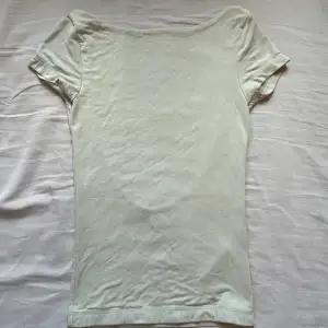 Jättesnygg T-shirt från Ginatricot i strl xxs!! Har knappt använt den så den är i bra skick. Köparen står för frakten!! 