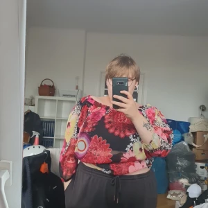 Blommig blus - Ganska genomskinligt tyg, med knappar baktill