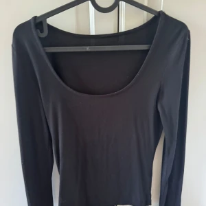 svart långarmad topp - Jätte fin topp men kommer inte till användning men jätte bra skick💞💞