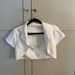 Bolero - Säljer denna då den inte kommer till användning. Köpte på Sellpy så vet ej märke eller storlek men den sitter bra på mig som har S💕💕💕