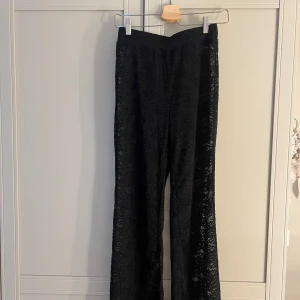 Spetsbyxor  - Säljer dessa ursnygga spetsbyxor då de va för långa på mig💕💕sitter som s/xs