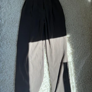 Fina kostym byxor - Kostymbyxor i stretchiga material, från märket Dazy☺️