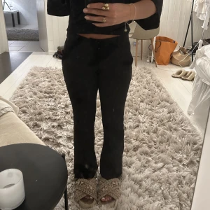 Low waist kostymbyxor  - Populära slutsålda lågmidjade kostymbyxorna från bikbok i petite! (Obs, spegeln är smutsig, inte byxorna!) Jättefint skick ❤️ köparen står för frakt!