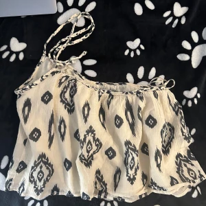 Gullig topp - Superfin topp till sommarn kommer tyvärr inte till användning, har av er vid frågor🌸