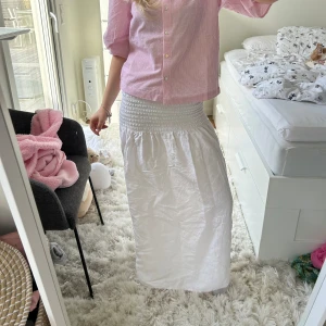 Vit långkjol - Så fin helvit lågmidjad långkjol🤍🤍bara använd fåtal gånger