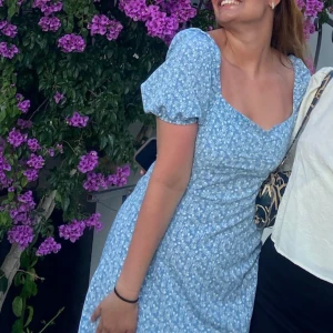 Blå blommig klänning! - Jättefin blå klänning med vita blommor! Använd fåtal gånger. Minns ej var den är ifrån eller storlek men passar mig som är S/M