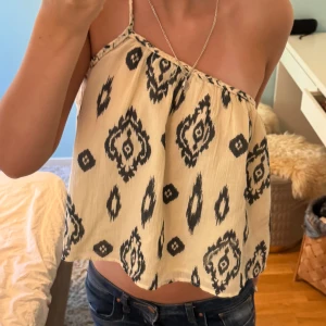 Zara topp - Superfin topp från zara, knappt använd💗