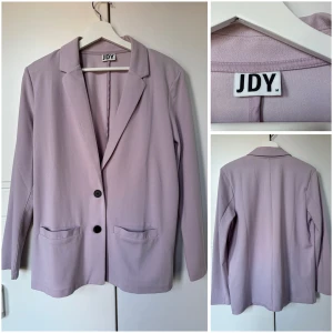 Lila kavaj  - Lila kavaj från JDY strl M. Använd fåtal gånger. Inget synligt slitage 