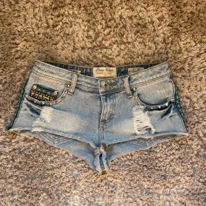 Super snygga jeans shorts som tyvärr är för små för mig!🤍