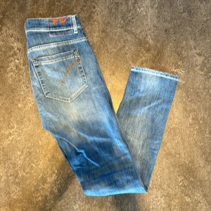 Dondup George - Dondup jeans i modellen george✅Skick: som nya✅Storlek 31✅ Fast pris: 699 kr✅ Tveka inte att skriva om ni har några funderingar ☺️