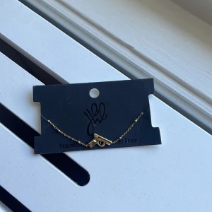 Guld armband  - Säljer det här fina guld armbandet som ej kommer till användning eftersom jag inte andvänder guld smycken skriv för frågor💓