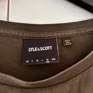 Lyle & scoot t-shirt - Lyle & scoot t-shirt i mörkgrön. Inga hål eller nått och den är i storlek XL