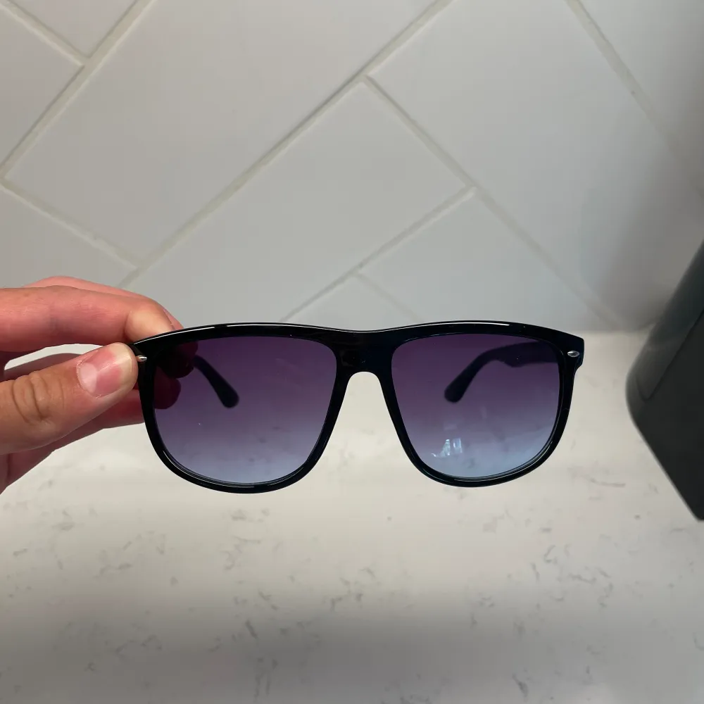Dessa solglasögon är identiska med rayban boyfriend fast till ett mycket billigare pris. Perfekta till sommaren med ett uv-skydd på 400. Hör av er vid funderingar.. Accessoarer.