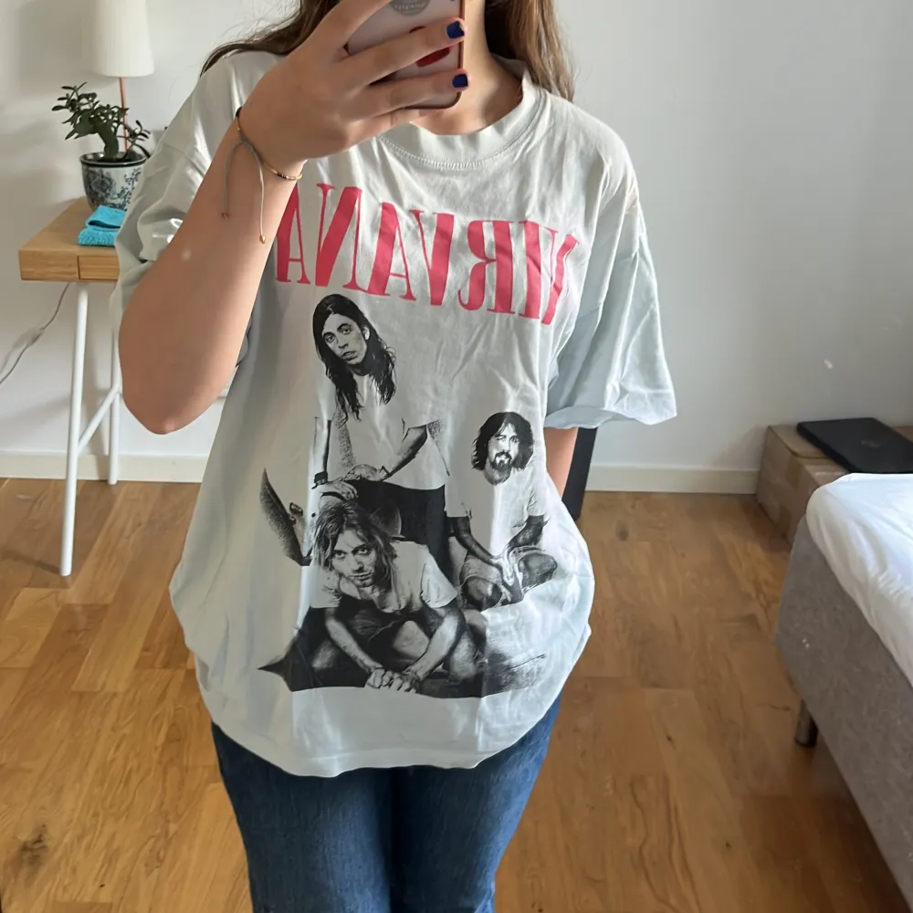 säljer den här blå nirvana tröjan från carlings eftersom jag har två stycken 💕 nypris 400kr men det finns fläckar som inte går bort därför priset! 🎸. T-shirts.