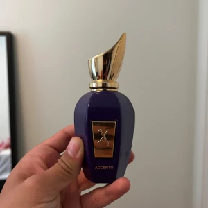 Xerjoff Accento - Hej säljer en Helt ny xerjoff Accento. Nypris ca 2200kr. Säljer för 1800. Har endast testsprayat en gång så den har 50 ml kvar. Fin fruktig doft, som en maskulin version av Erba pura. Skriv om frågor, är intresserad av byten mot andra niche parfymer.