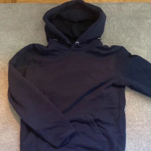 Mi amor hoodie  - Säljer en marinblå hoodie från mi Amor, köptes för 1300kr säljs för 500kr🫶🏻