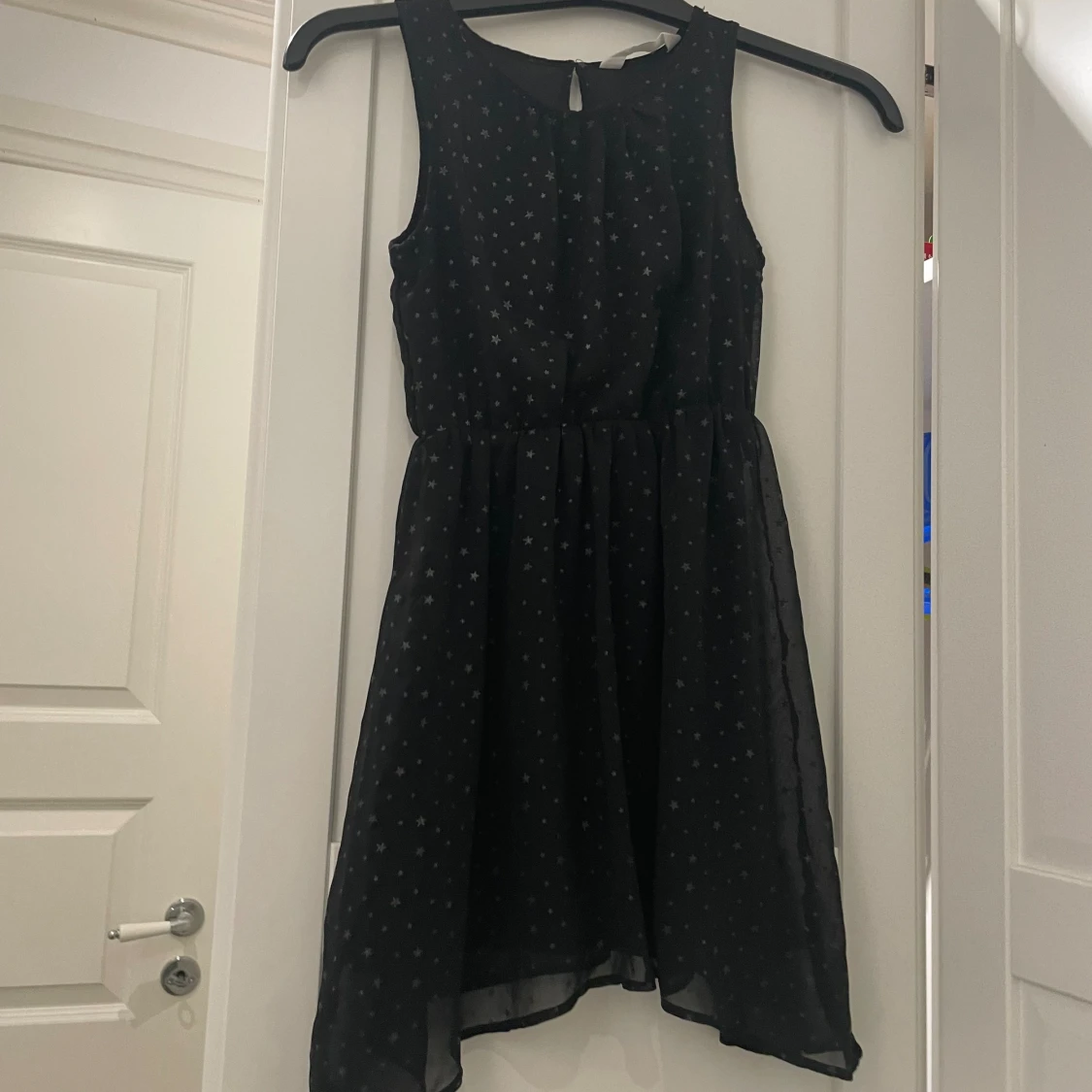 Svart klänning med stjärnor