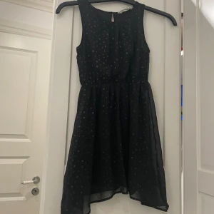Svart klänning med stjärnor  - Inte andvänd mycket alls bra skick?