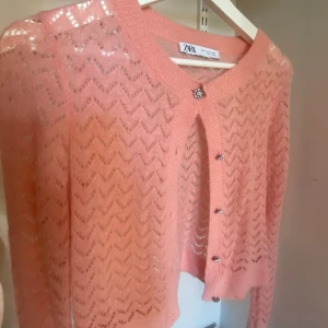 Supersöt kofta från zara💘💘 - Säljer denna jättesöta och perfekta kofta nu till sommarkvällarna!!🥰😋 Den är i storlek M men för mig som vanligtvis har S passar den perfekt för!