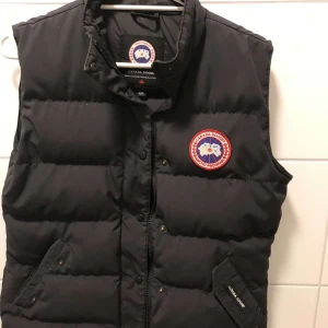 Canada goose väst - Säljer canada goose väst i storlek M, drag kedjan har låssnat. 