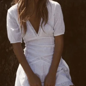 Vit zara klänning - Vit zara klänning endast använd vid 1 tillfälle🥰🥰