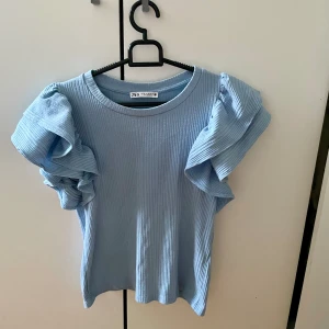 Volang tröja  - Superfin volangtröja från zara i storlek M. Skriv privat för mer bilder💕