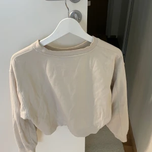 Collegetröja från Zara - Super fin collegetröja från zara i beige, är lite croppad🤎