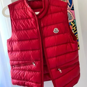 Moncler väst  - Moncler väst Äkta. Säljer nu min moncler väst  eftersom jag blivit trött på den. Västen är i storlek 2. Alltså M. Men passar även S eftersom det är en väst. Kvitto dust bag finns. 