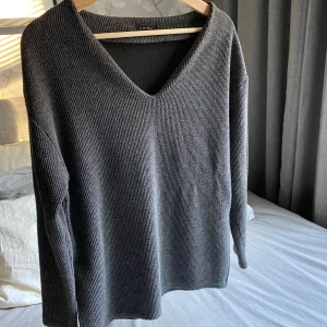 Stickad tröja - Jätte fin stickad tröja med innerfoder, superskönt och snygg men lämnar sällan min garderob därmed söker tröjan ett nytt hem