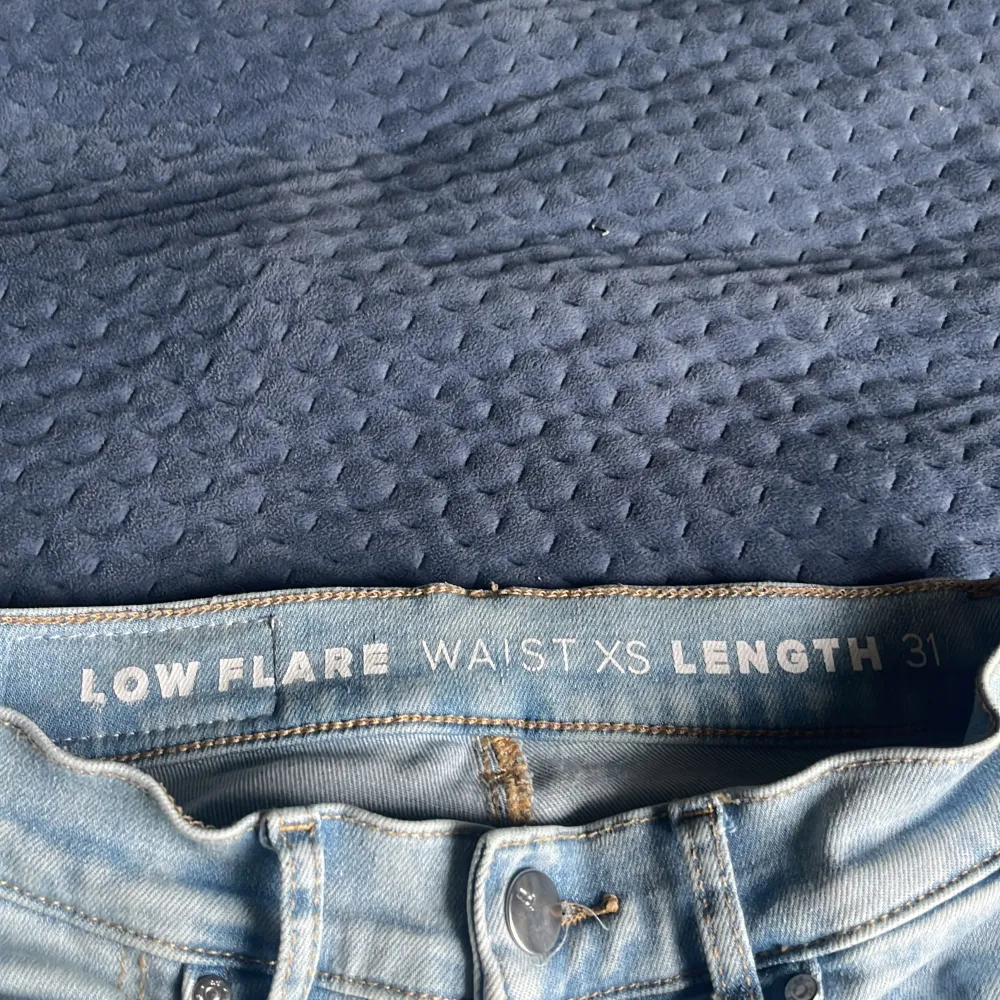 Jättefina low waisted jeans. Väldigt sköna i materialet, stretchiga. Midjan är xs och längden är 31. Nypris 700kr. Skriv för frågor. Jeans & Byxor.