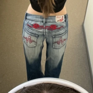 Lågmidjade jeans - Aaassssss coola å snygga jeans! Använt mycket men fortfarande fint skick❤️ jag är 166 och har sytt upp dem en bit ner till (not my proudest work men det syns ej så jätte bra!) säljer för måste köpa snus å klarnaknas😔😔