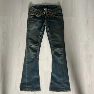Ett par super fina jeans från True religion. I ett väldigt bra skick. Nypris typ 1500kr. Skriv för frågor