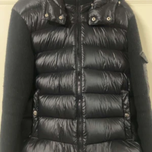 Moncler guardian jacka helt ny - Helt ny moncler jacka, sonen har haft den i några månader fast knappt använd, skriv för mer bilder!