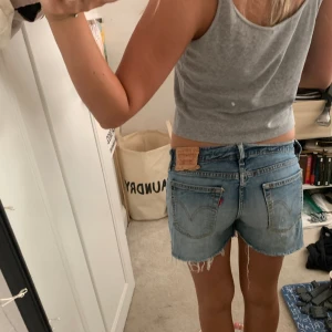 Lågmidjade Levis jeans shorts - Lågmidjade Levis jeans shorts, super sköna men har för många shorts, perfekt till sommaren storleken har slitits bort men passar mig som brukar ha 36/38 i byxor 
