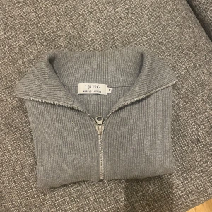 Ljung zip tröja - Säljer min zip tröja från Ljung för den inte kommer till användning, väldigt bra skick, Jag är 178 och väger 70 kg, passar mig bra. Nypris runt 1400    Skriv om ni har några funderingar 