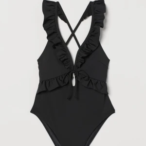 Baddräkt  - Säljer min absoluta favorit baddräkt då den är för liten på längden till mig som är 1,74. Vill gärna ha en i 34 om någon säljer❤️denna är k stl 32 och passar mig förövrigt som brukar ha xs/s.