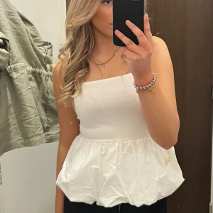 Vit Topp  - Vit topp från hm, använd fåtal gånger💞😍