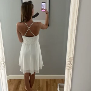 Vit klänning  - Den perfekta student, skolavslutning eller midsommar klänningen från Bubble room. Använd en gång, Nypris 699🌸 