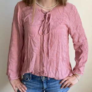 Rosa blus - Fin blus med snörning 