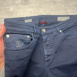 Brunello cucinelli jeans - Snagga BC jeans perfekt om man vill ha Lite mera klass en ett par billiga Dondup Jeans. Skicket är väldigt bra. Och ny priset är 6,799kr dom finns på CARE of CARL om man vill kolla flera bilder. Han på bilden är 189cm och 76kg och bär storlek 48.