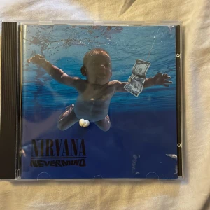 Nirvana nevermind CD - Säljer min nirvana nevermind CD-skiva! Den är i fin skick och fungerar bra.   (Jag satte kludd på framsidan pga plicks regler)